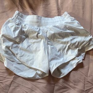 Lululemon hotty hot low-rise lined short 4”, size 4